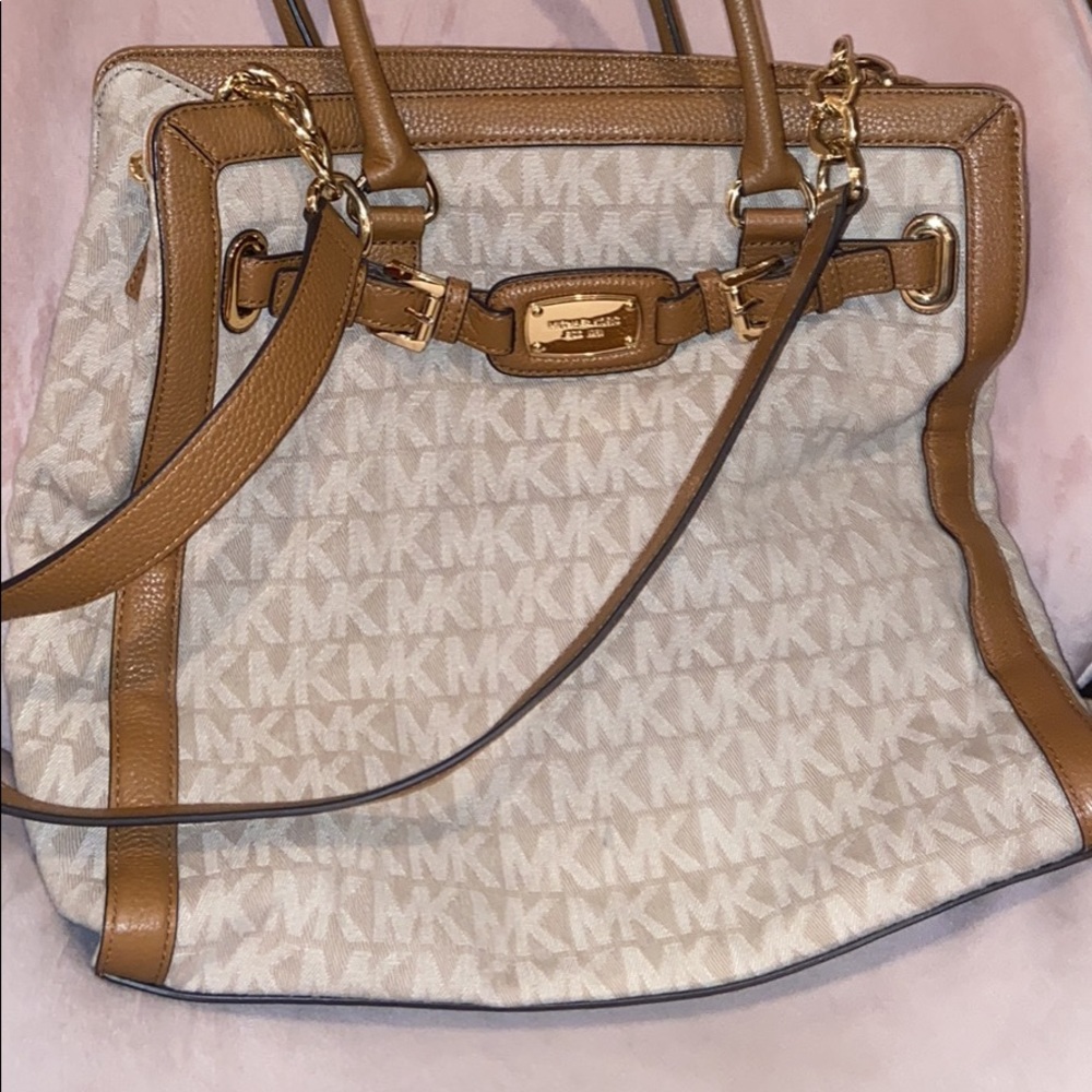 Michael kors purse only used twice in perfect condition